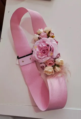 Cinturón floral rosa con plumas