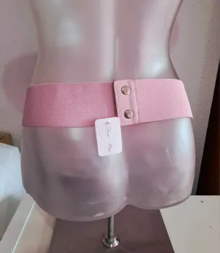 Cinturón floral rosa con plumas