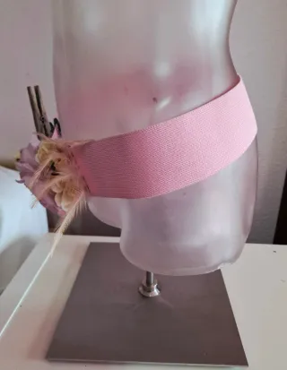 Cinturón floral rosa con plumas