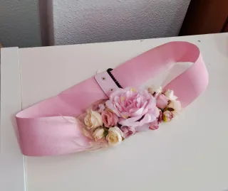 Cinturón floral rosa con plumas