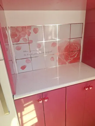Piccola cucina rosa e bianca per bambini