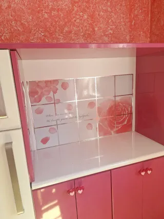 Piccola cucina rosa e bianca per bambini