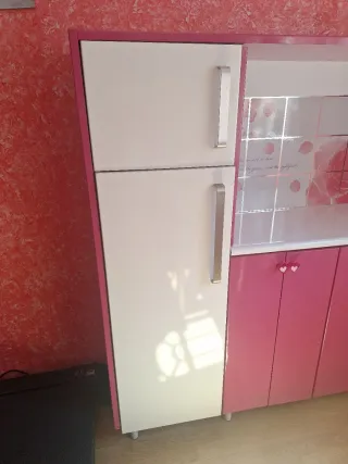 Piccola cucina rosa e bianca per bambini