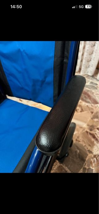 Sedia a rotelle pieghevole blu