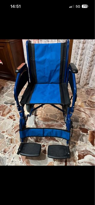 Sedia a rotelle pieghevole blu