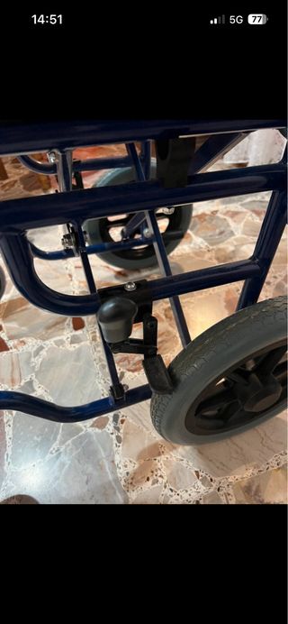 Sedia a rotelle pieghevole blu