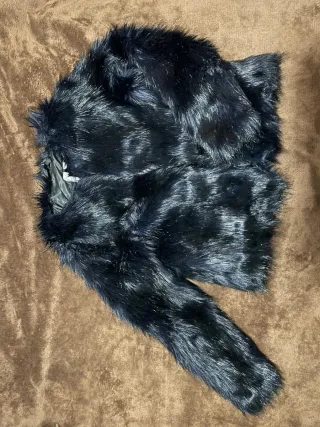 Abrigo de pelo sintético negro