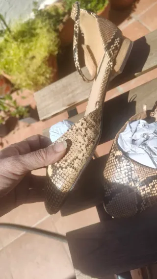 Zapatos efecto piel serpiente T.39 conjunto bolso