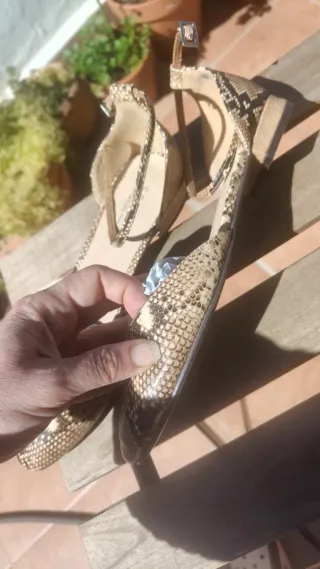 Zapatos efecto piel serpiente T.39 conjunto bolso