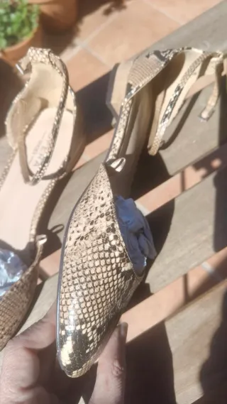 Zapatos efecto piel serpiente T.39 conjunto bolso