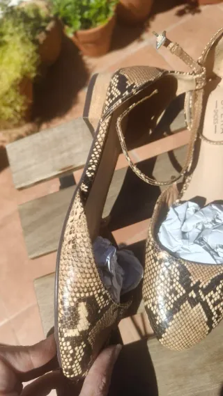 Zapatos efecto piel serpiente T.39 conjunto bolso