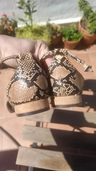 Zapatos efecto piel serpiente T.39 conjunto bolso