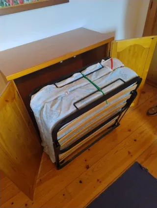 Mueble de madera con cama plegable