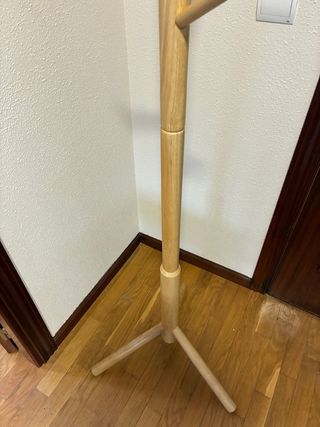 Perchero de pie de madera