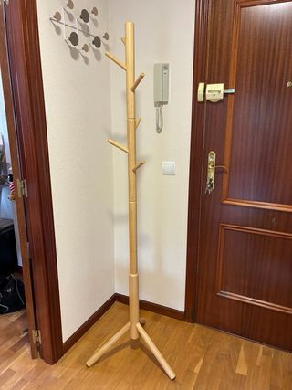 Perchero de pie de madera