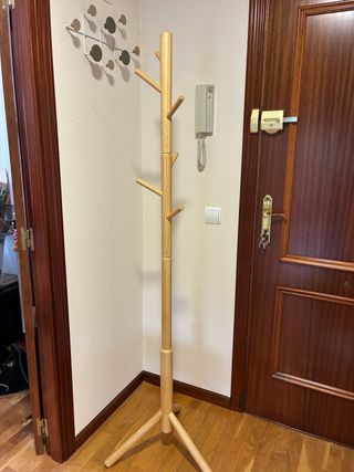 Perchero de pie de madera