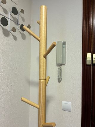 Perchero de pie de madera