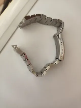 Pulsera de reloj de metal plateado