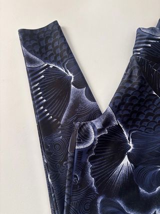 Leggings de gym con estampado olas azules