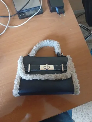 Bolso negro y gris con pelo