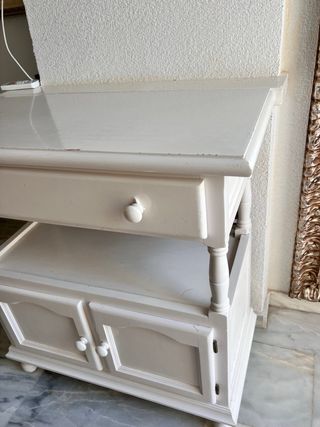 Mueble auxiliar blanco con cajón y puertas