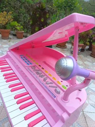 Piano giocattolo rosa con sgabello