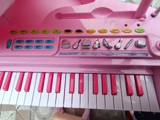 Piano giocattolo rosa con sgabello