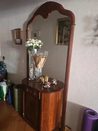 Espejo de madera con marco tallado