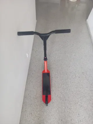 Patinete infantil rojo y negro