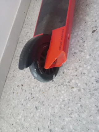 Patinete infantil rojo y negro