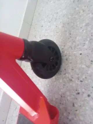 Patinete infantil rojo y negro