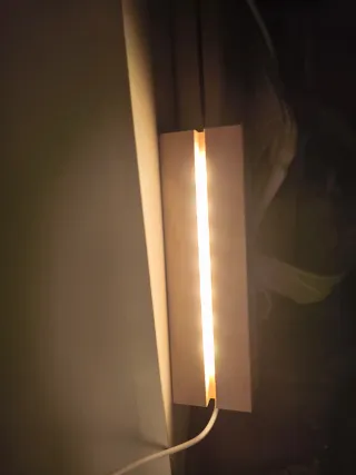 Lámpara de mesa minimalista de madera