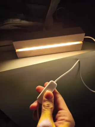 Lámpara de mesa minimalista de madera