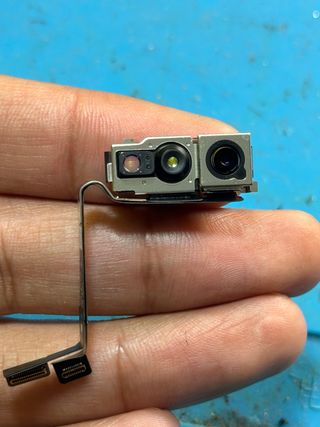 Cámara frontal iPhone 16 Pro