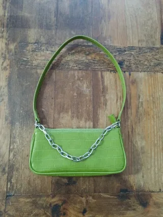 Bolso de fiesta verde con cadena
