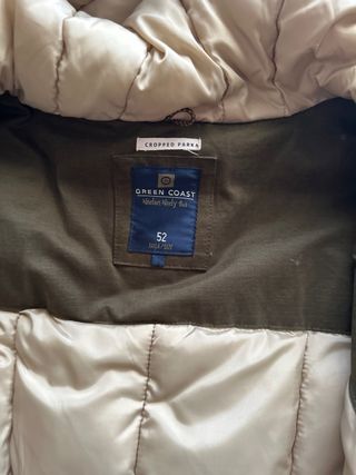 Abrigo verde con capucha y pelo