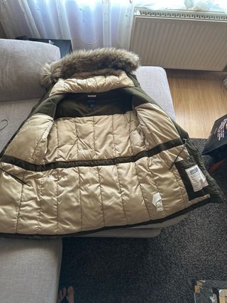 Abrigo verde con capucha y pelo