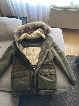 Abrigo verde con capucha y pelo