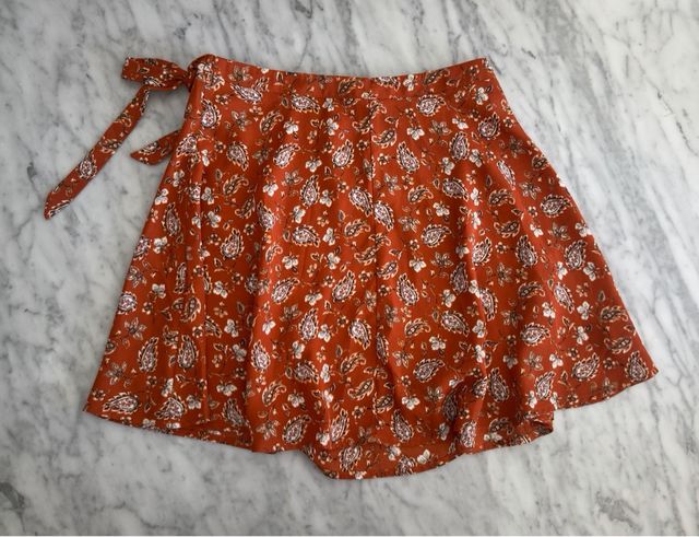 Falda cruzada estampada Forever 21 Talla M