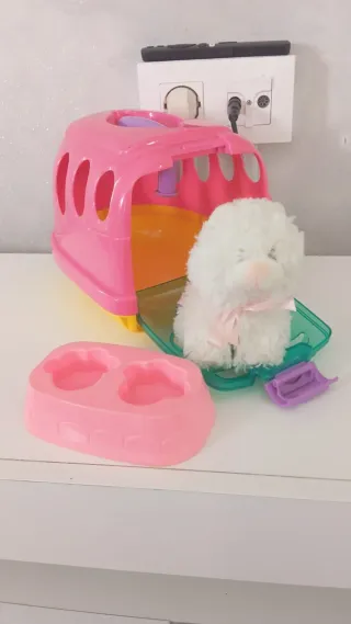 Peluche perro blanco con transportín