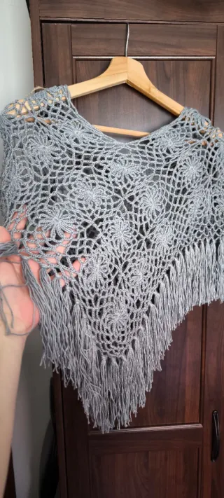Poncho Crochet Gris Hecho a Mano