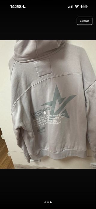 Sudadera gris con estampado