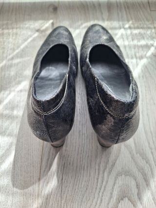 Zapatos de tacón negros y grises