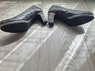 Zapatos de tacón negros y grises