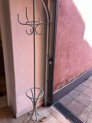 Perchero de pie metálico desmontable