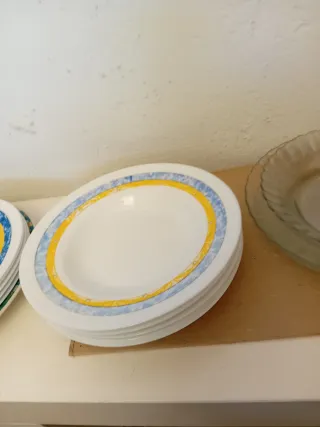 Lote 16 platos de cerámica y cristal