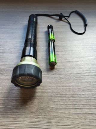 Linterna de buceo con baterías