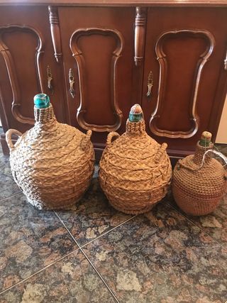 Botellas de vino antiguas con cestas