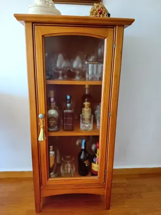Vitrina de madeira com vidro