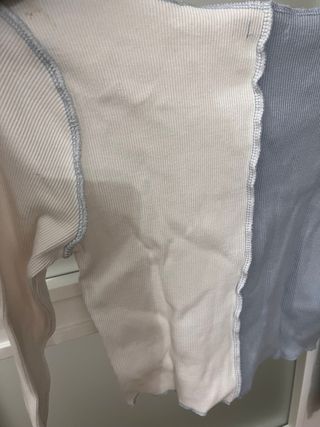 Top Stradivarius bicolor azul y blanco